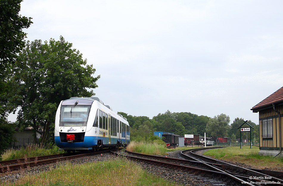 Zwischen 2005 und 2009 verkehrte die OLA (Ostseeland Verkehr GmbH) zwischen Bergen und Lauterbach Mole. Als OLA 80107 fährt der VT701 in Putbus ein. 10.7.2009. 