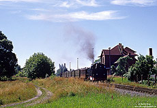 Nach Inbetriebnahme des Haltepunkts Lauterbach Mole wurde der Bahnhof Lauterbach aufgelassen. Mit dem P107 nach Göhren passiert die 99 782 den ehemaligen Bahnhof. 19.7.2001