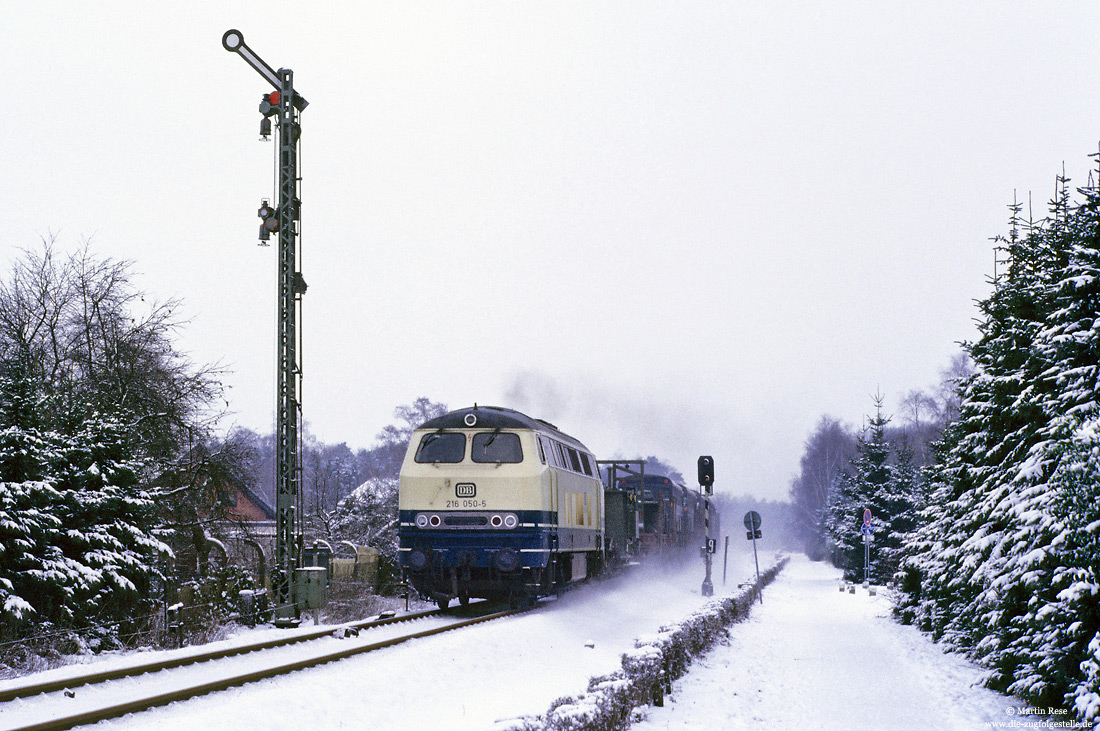 216 050 in ozeanblau/beige mi Lü-Zug mit Formsignal bei Paderborn Nord im Schnee