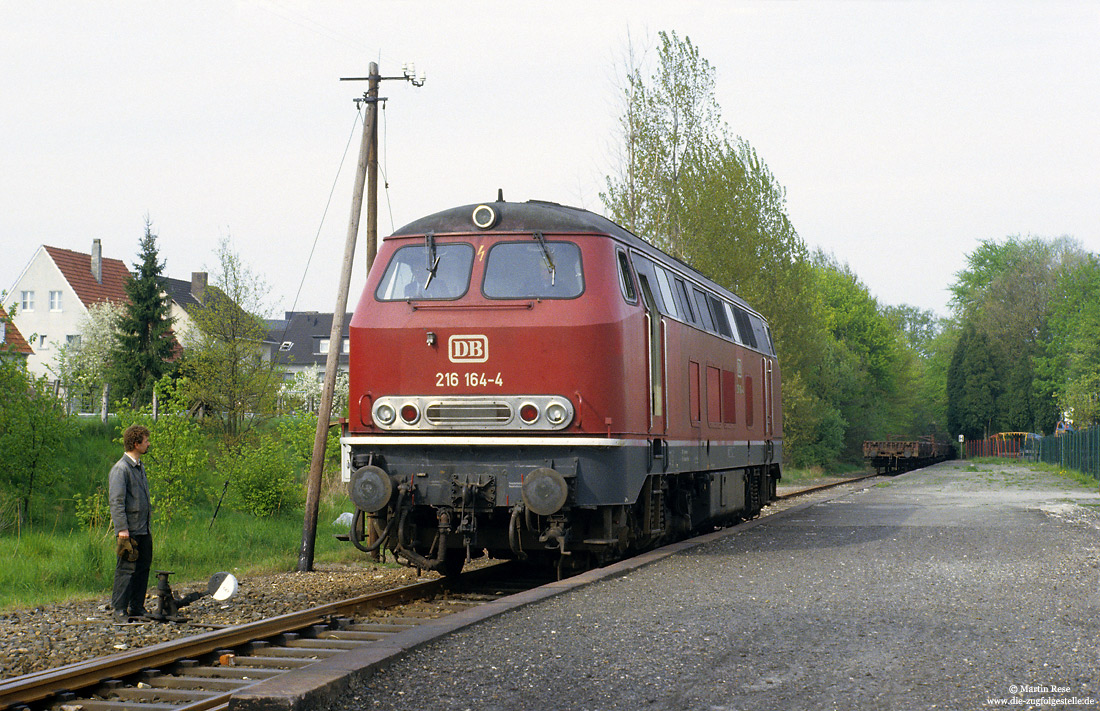 216 164 in rot am alten Bahnsteig im Bahnhof Bad Lippspringe