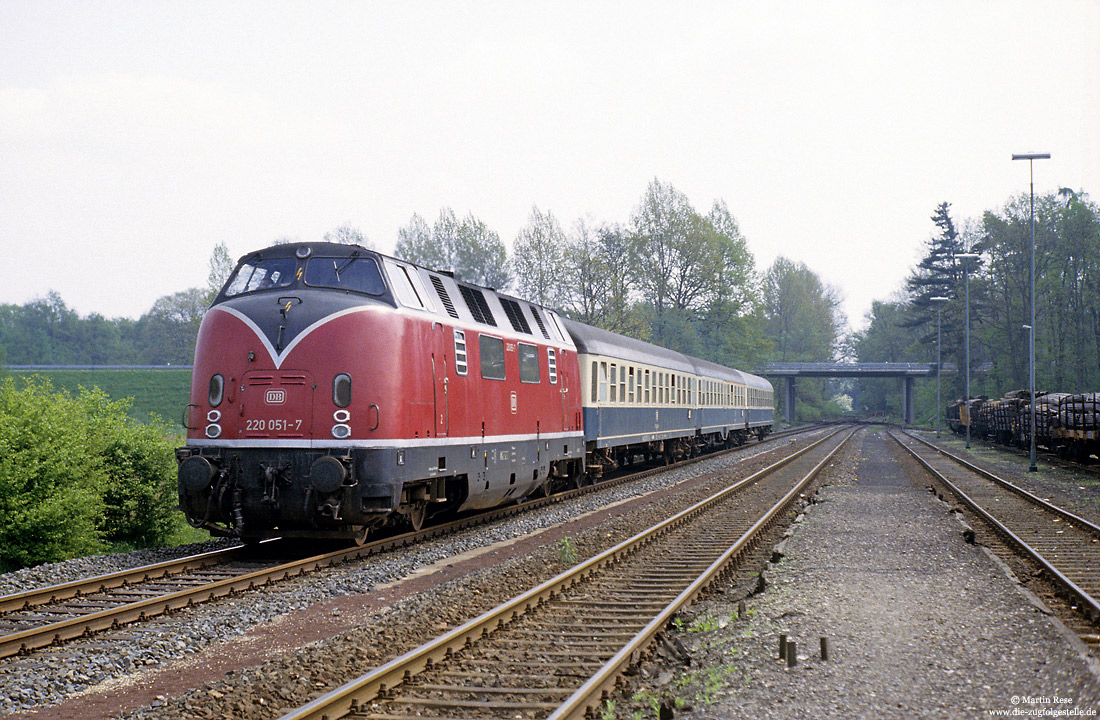 220 051 mit N7662 Paderborn - Bielefeld auf der Sennebahn in Schloss Neuhaus