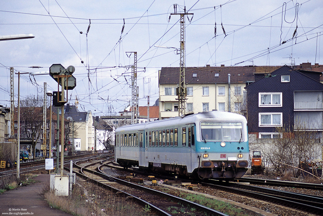 628 auf der Sennebahn, 628 625 baie der Einfahrt in Paderborn Hbf
