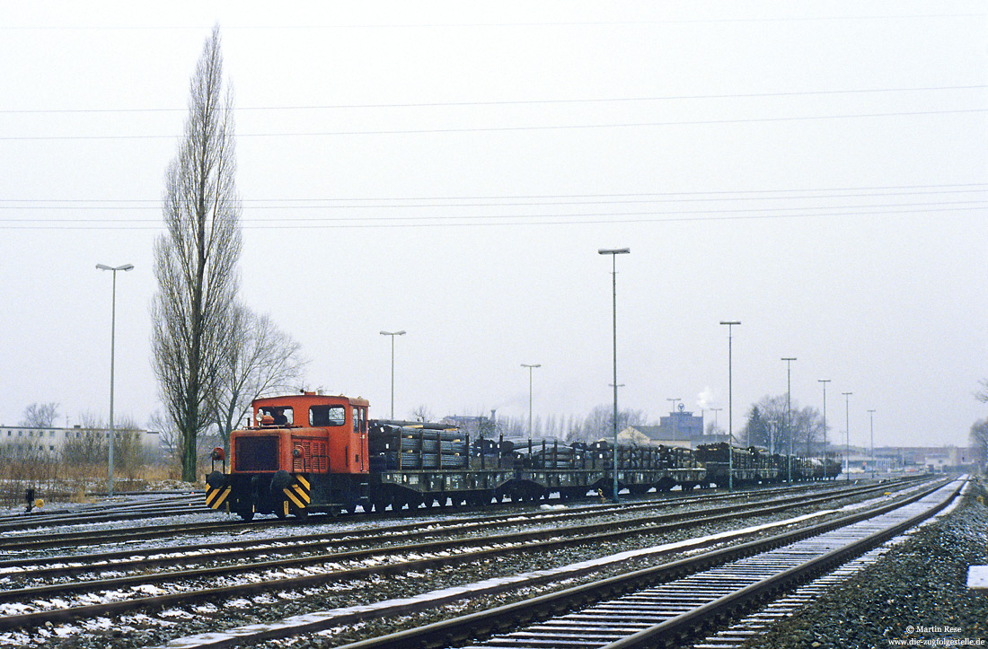 rote Werklok 3 der Bentelerwerke rangiert in Schloss Neuhaus Jung 14039/1968