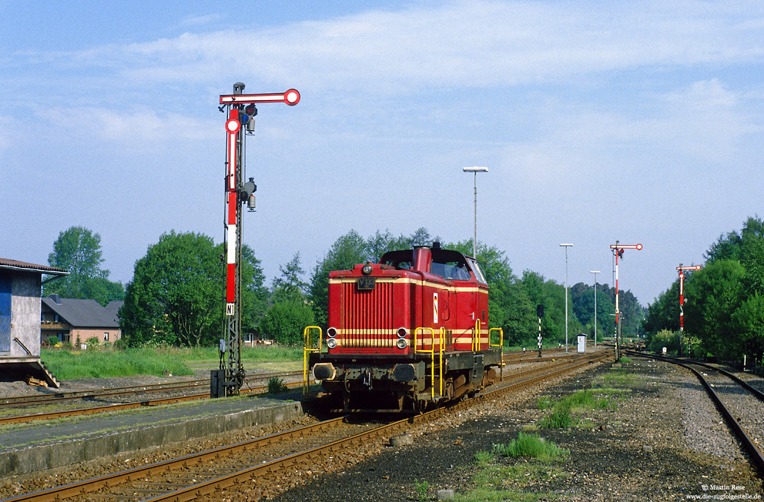 Im Bahnhof Hövelhof entstand die Aufnahme der V133 der Teutoburger Wals Eisenbahn. 23.5.1986