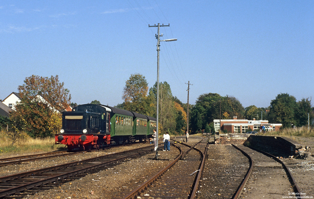 schwarze V20 042 der Museumseisenbahn Paderborn im Bahnhof Bad Lippspringe