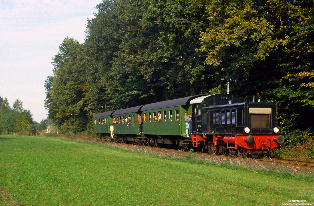 V20 042 der Museumseisenbahn Paderborn mit Sonderzug Bad Lippspringe - Paderborn Nord am ehemaligen Hp Diebesweg
