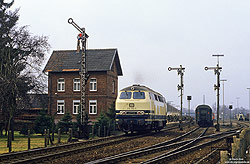 216 012 in ozeanblau beige als Lz im Bahnhof Paderborn Nord mit Formsignal