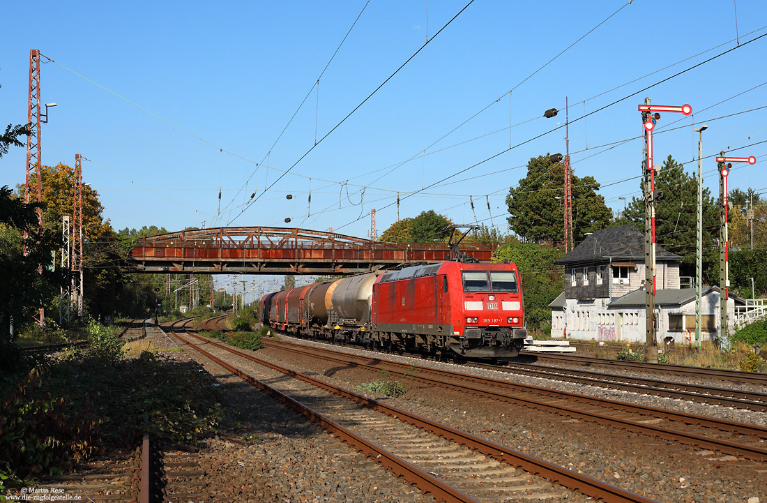 Mit einem gemischten Güterzug nach Gremberg durchfährt die 185 197 am 8.10.2021 den Bahnhof Düsseldorf Rath mit dem bekannten Ensemble aus Stahlbrücke, Formsignalen und Stellwerk.