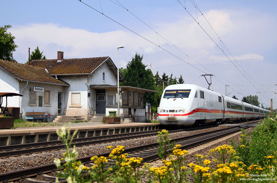 Als ICE595 passiert der 401 014 in Bobstadt den letzten Schrankenposten der Riedbahn