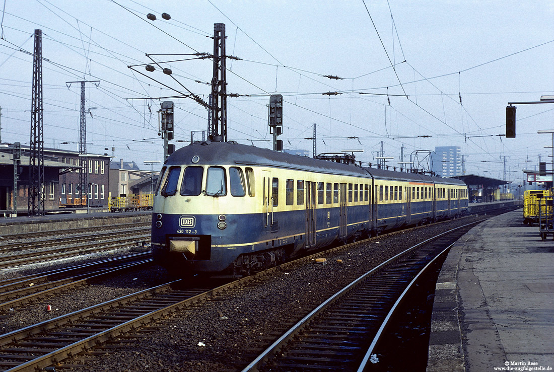 Am 23.2.1984, verlässt der 430 112 als N5146 nach Mönchengladbach Dortmund Hbf 