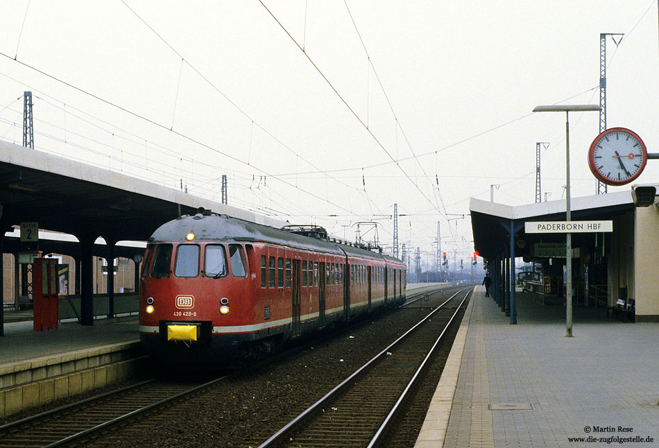 430 420 in Paderborn Hbf als E7891 (Dortmund - Altenbeken)  31.3.1984