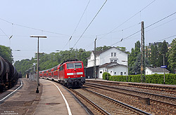 111 010 in verkehrsrot mit Doppelstockwagen im Bahnhof Eschweiler Hbf