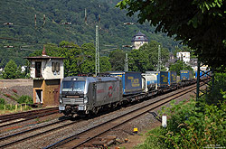 193 806 von TX-Logistik im Bahnhof Oberhahnstein auf der rechten Rheinstrecke