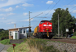 Am 8.8.201 überführt die WFL-203 120 einen Baukran durch das Haunetal und passiert in Unterhaun den letzten besetzten Schrankenposten an dieser Strecke.