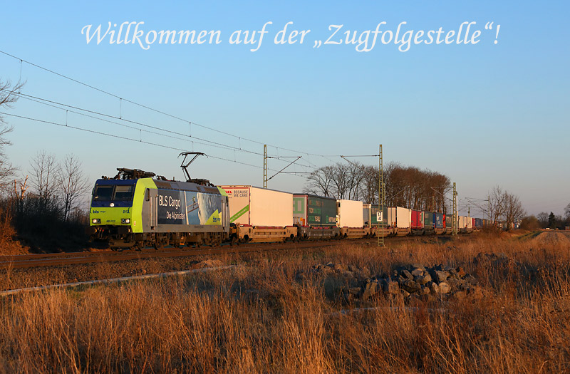 Im abendlichen Licht des 10.3.2022 rollt die bls-485 012 mit einem KV-Zug zwischen Sechtem und Brühl nach Köln Eifeltor.