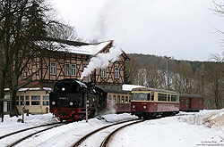 Am 26.2.2010 treffen sich die 99 6001 und der VT187 013 im Bahnhof Mägdesprung