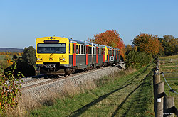 Am 14.10.2019 habe ich den VT2E 20B und VT2E 3B der Hessischen Landesbahn kurz vor Neu-Anspach fotografiert. Im Durchlauf von Königstein fahren die Triebwagen als RB24990 nach Brandoberndorf.