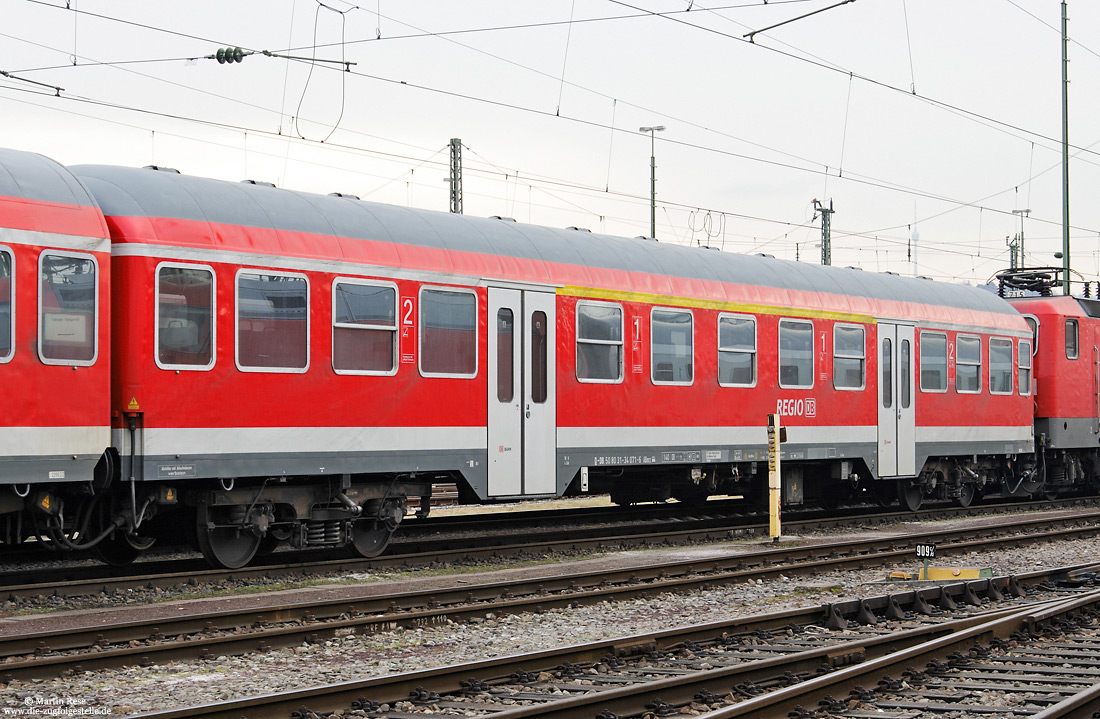 verkehrsroter ABnrz 418.5 (50 80 31-34 071-6) mit Schwenkschiebetüren in Stuttgart-Rosenstein