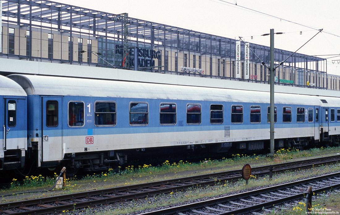 Sitzwagen ABomz 229.1 (51 80 30-90 004-8) in InterRegio-Farbe in Regensburg Hbf