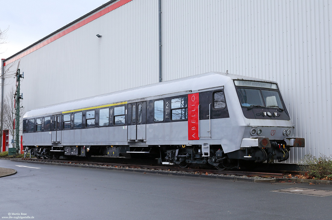 ABydbzf 482.1 (50 00 80-35 632) am 7.1.2022 in Hagen Hbf. <br>
Mit dem ABydbzf 482.1 (80-35 632) hatte Abellio einen weiteren Wittenberger Steuerwagen im Einsatz. Dieser Wagen wurde 2012 ausgemustert und in Hagen im Abellio Werksgelände aufgestellt, wo er auch noch nach der Übernahme der Anlage durch die VIAS steht.
