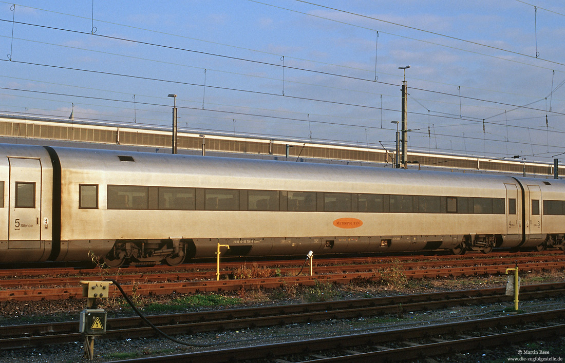 silberner Metropolitan-Wagen Apmz 116.4 (70 80 10-95 706-4) in Köln Bbf