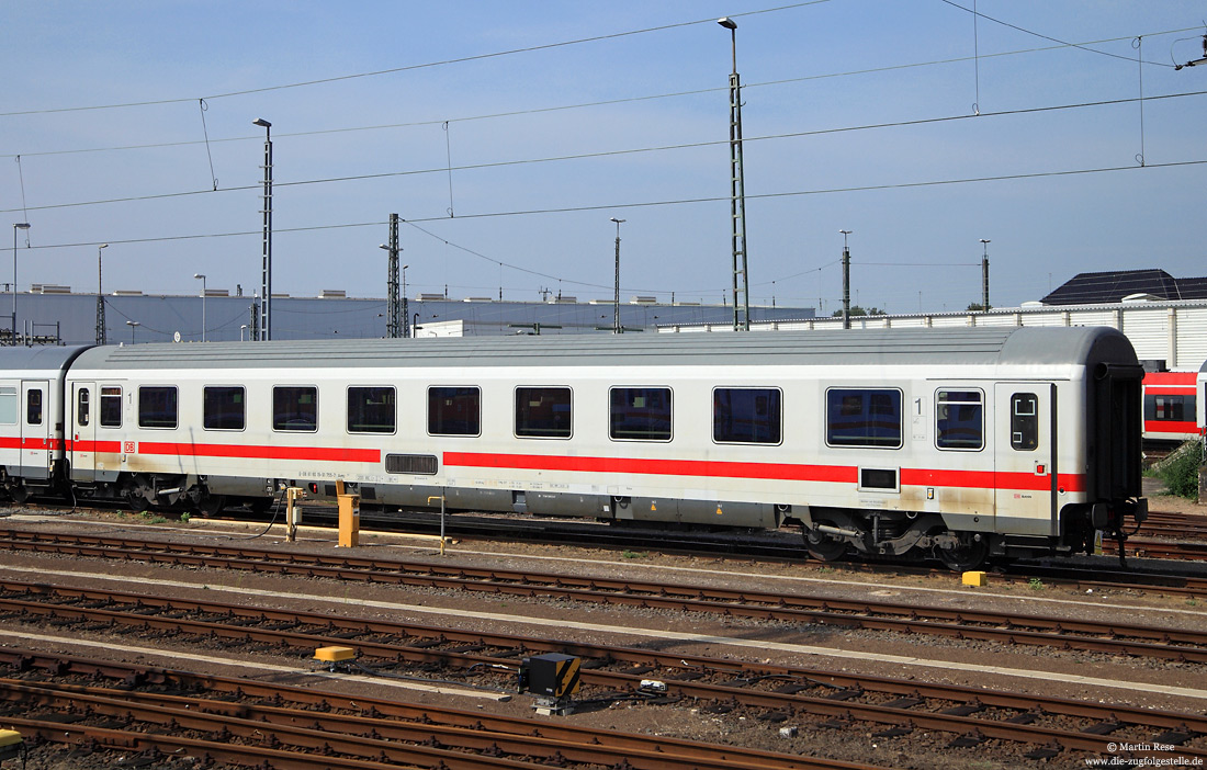 Avmz 108.7 (61 80 19-91 755-7 D-DB) in ICE-Lackierung in Köln Bbf