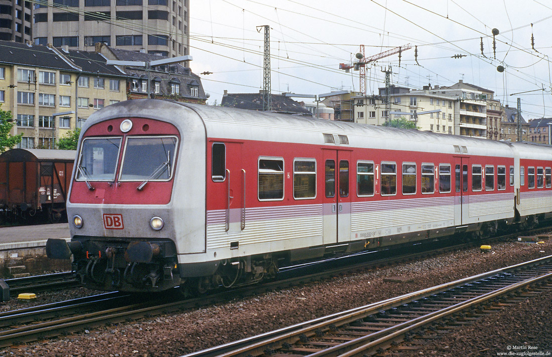 LHB-Prototy Steuerwagen Axf 209 (50 80 80-35 002-0) in IC-Lackierung in Mainz Hbf