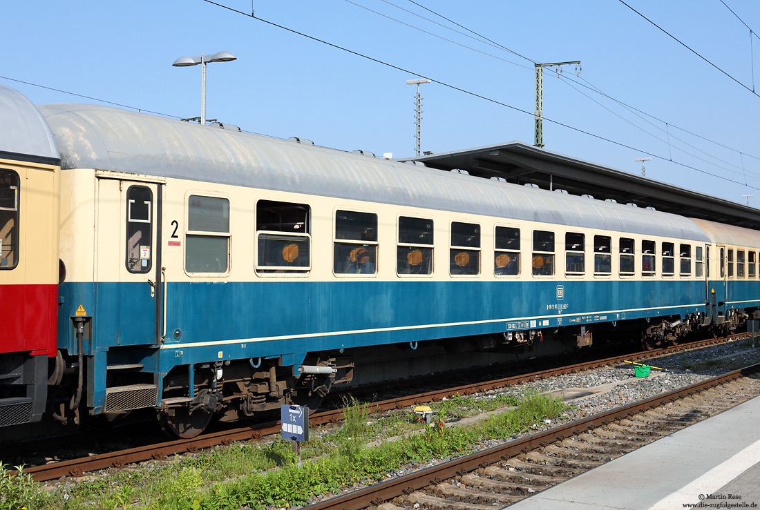 Bm 235 (50 80 22-90 489-1) am 27.5.2023 in Augsburg Hbf. <br>
Der Bm 235 (22-90 489) wurde 1976 als Büm 234 (22-70 786) in Dienst gestellt und 2003 bei DB-Fernverkehr ausgemustert. Heute gehört der Wagen zum Bestand des DB-Museums in Koblenz-Lützel und kommt dort im Sonderzugverkehr zum Einsatz.
