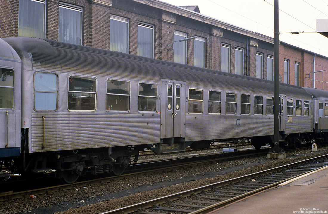 Silberling-Prototyp Bnb 721 (50 80 22-03 032-6) mit Seitenwände aus Sikenbleche in Paderborn Hbf