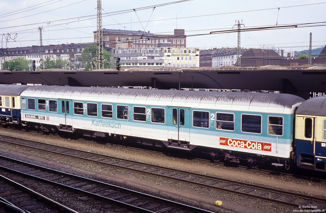 mintgrüner n-Wagen Bnrkz 493 (50 80 85-34 005-9) „Kaffeeküch“ in Koblenz Hbf