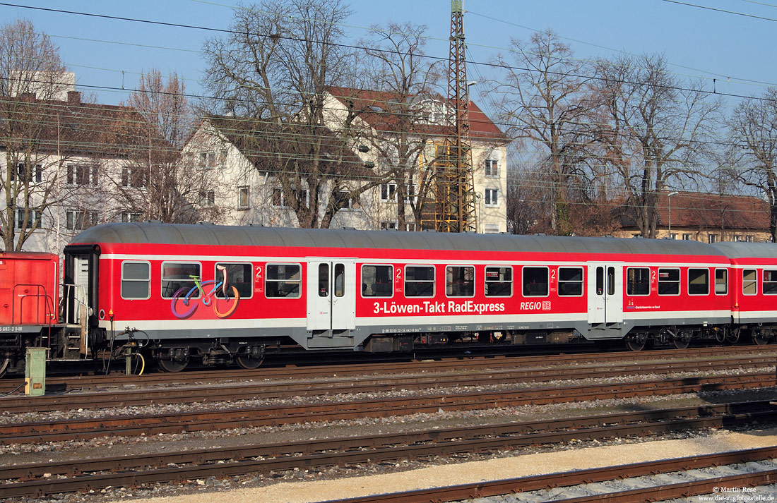 verkehrsroter n-Wagen Bnrz 418.5 (50 80 22-34 442-0)  in Ulm Hbf