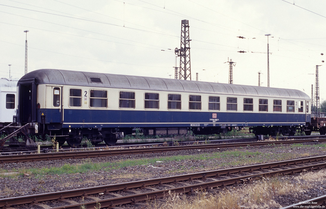 Liegewagen Bocmh 246 (51 80 50-70 019-5) in ozeanbau/beiger Lackierung in Dortmund Bbf