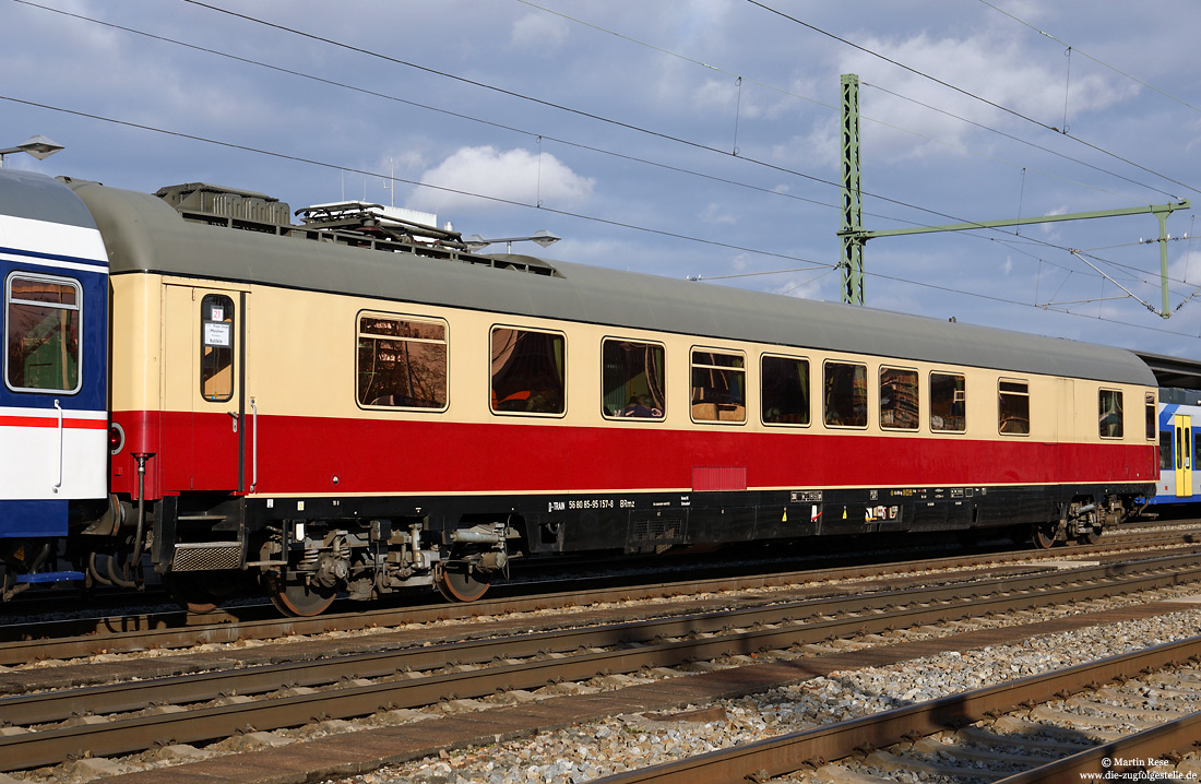 Speisewagen BRmz (56 80 85-95 157-8 D-TRAIN) in rot/beige in München Ost