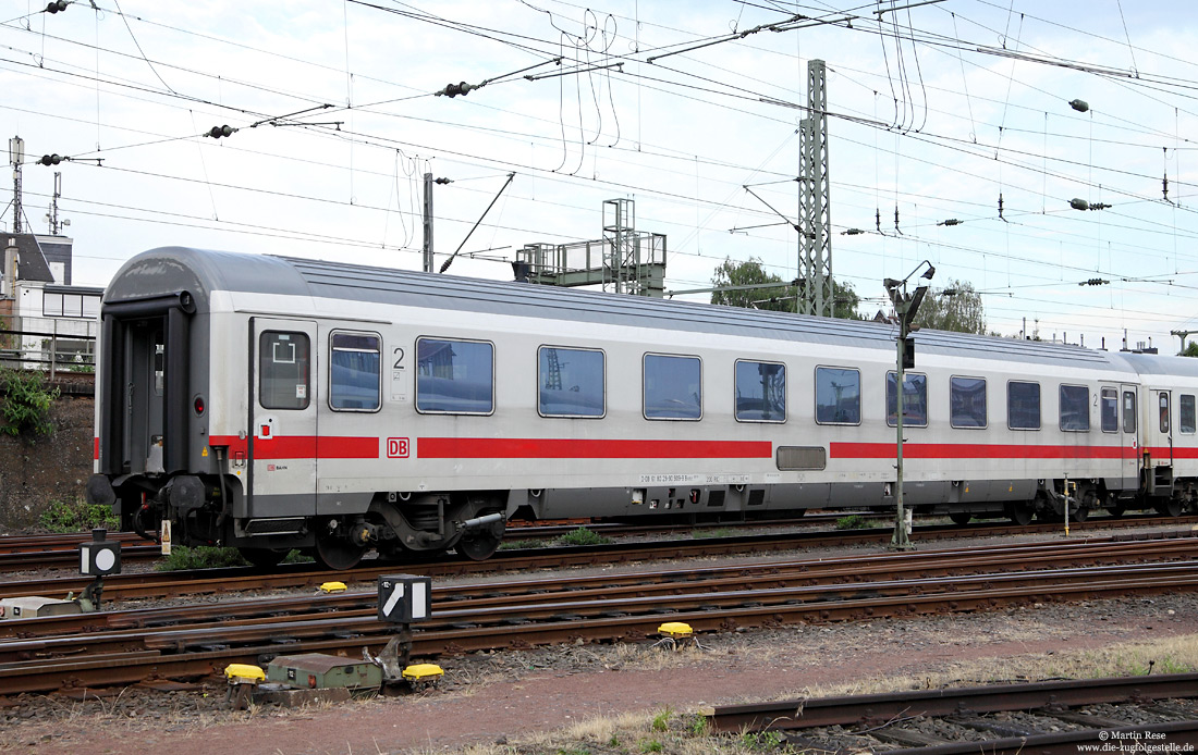 IC-Wagen ehemals SBB Bvmz 207.9 (61 80 29-90 909-9) in Fernverkehrsfarben in Köln Bbf