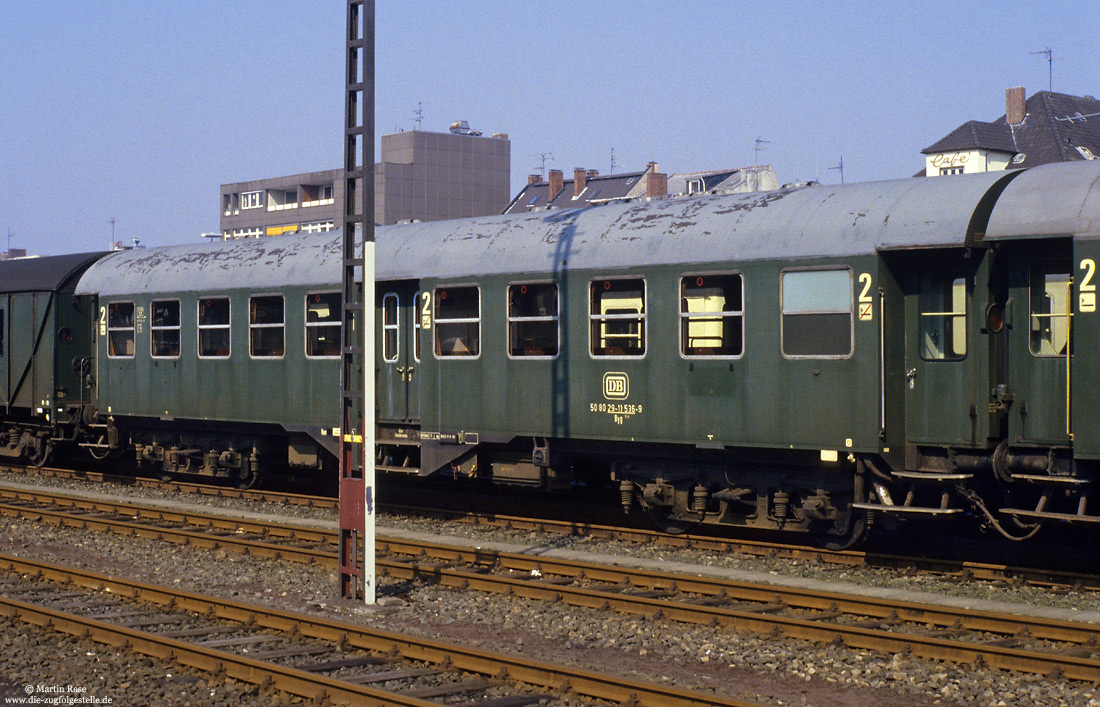 grüner Umbauwagen Byg 514 (50 80 29-11 536-9) in Wilhelmshaven Hbf