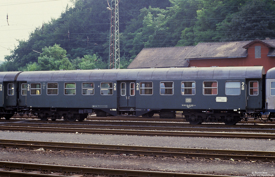 grüner Umbauwagen Byg516 (50 80 29-03 001-4, Heimatbahnhof Hannover) in Kreiensen