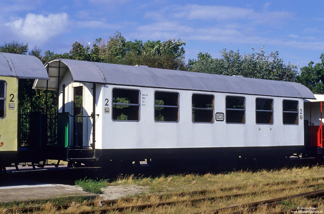 weißer Schmalspurwagen Bi 867.1 (63 106) am im Bahnhof Wangerooge