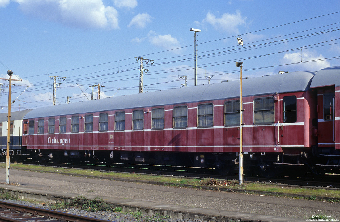 Gesellschaftswagen WGm 841 (50 80 89-43 733-1) alias 865 106 in roter Lackierung in Frankfurt/Main Hbf