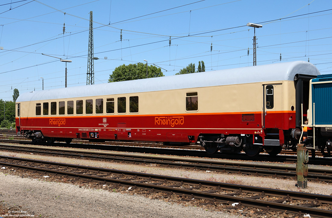 WGmh 854 (61 80 89-90 401-4) am 2.6.2020 in Nürnberg Rbf. <br>
Der Rheingold-Club-Wagen WGmh 854 (89-90 401) gehör ebenfalls zum Bestand des DB-Museums und wird dort im Sonderzugverkehr eingesetzt.
