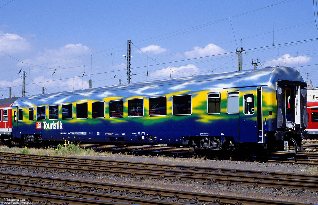 Touristikzug-Wagen WRkmz 858 (73 80 88-90 907-7) in Köln Bbf