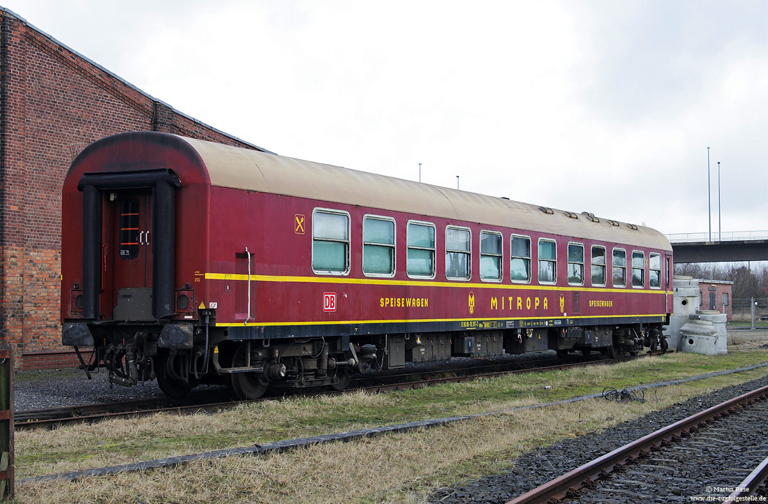 WRm 130.1 (50 80 88-70 207-2) am 11.3.2009 in Neumünster. <br>
Im Jahr 1984 lieferte der Waggonbau Görlitz 24 Speisewagen der Bauart WRm 8870. Mit Gründung der Bahn AG wurden diese Wagen als WRm 130.1 eingereiht. Inzwischen sind bei der DB alle Wagen ausgemustert worden, konnte aber zum Teil verkauft werden. Der WRm 130.1 (88-70 207) befindet sich heute im Bestand des DB-Museums in Koblenz-Lützel.
