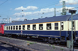 Schnellzugwagen ABm 225 (51 80 31-70 193-2) in ozeanbau/beiger Lackierung in Koblenz Hbf