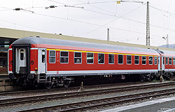 verkehrsroter InterRegio-Wagen Aimz 541.2 (51 80 10-94 015-4) in Saarbrücken Hbf