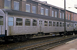 Silberling-Prototyp Bnb 721 (50 80 22-03 032-6) mit Seitenwände aus Sikenbleche in Paderborn Hbf