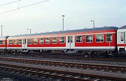 Silberling Bnrz 725 (50 80 22-45 012-8) in verkehrsroter Lackierung in Dortmund-Scharnhorst