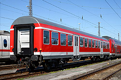 verkehrsroter n-Wagen Bnrz 452.4 (50 80 22-34 523-7) in Dortmund Bbf