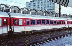 IC-Großraumwagen Bpmz 292 (61 80 20-94 030-9) in orientrot in Koblenz Hbf