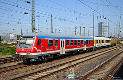 Wittenberger Steuerwagen Bybdzf 482.4 (50 80 80-75 004-7) im Design des SH-Express in Mannheim Hbf, im Einsatz bei DB-Fahrwegdienste