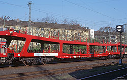 verkehrsroter Doppelstock Autotransportwagen DDm 915 (51 80 98-80 051-0) in Düsseldorf Abstellbahnhof