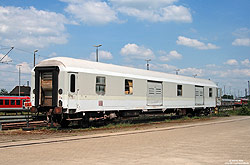 Als Lager genutzter Gepäckwagen Dm 920 (51 80 92-40 071-3) in Karlsruhe Hbf